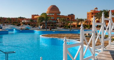 EGYPT, MARSA ALAM - 26 Şubat 2019: Kızıldeniz kıyısındaki bir otel kompleksinin içinde mavi tabanlı ve temiz suyu olan yüzme havuzu