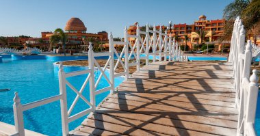 EGYPT, MARSA ALAM - 26 Şubat 2019: Kızıldeniz kıyısındaki bir otel kompleksinin içinde mavi tabanlı ve temiz suyu olan yüzme havuzu