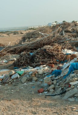Plastik şişeler ve vahşi otellerden gelen çeşitli çöpler, Mısır 'daki çöldeki çöplük.