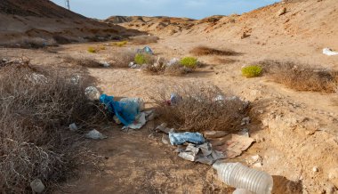 Plastik şişeler ve vahşi otellerden gelen çeşitli çöpler, Mısır 'daki çöldeki çöplük.