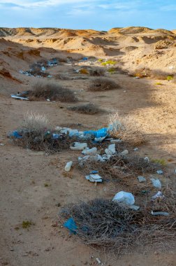 Plastik şişeler ve vahşi otellerden gelen çeşitli çöpler, Mısır 'daki çöldeki çöplük.