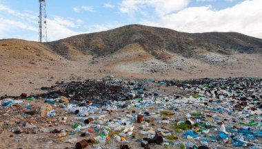 Plastik şişeler ve vahşi otellerden gelen çeşitli çöpler, Mısır 'daki çöldeki çöplük.