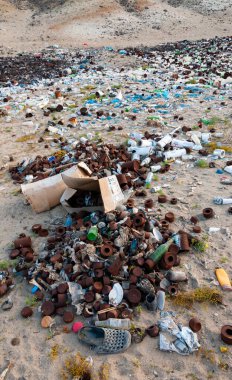 Plastik şişeler ve vahşi otellerden gelen çeşitli çöpler, Mısır 'daki çöldeki çöplük.
