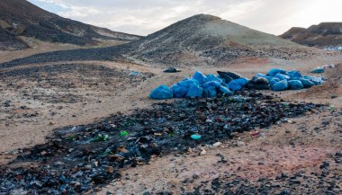 Plastik şişeler ve vahşi otellerden gelen çeşitli çöpler, Mısır 'daki çöldeki çöplük.