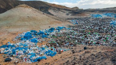Plastik şişeler ve vahşi otellerden gelen çeşitli çöpler, Mısır 'daki çöldeki çöplük.