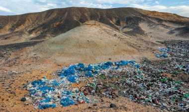 Plastik şişeler ve vahşi otellerden gelen çeşitli çöpler, Mısır 'daki çöldeki çöplük.