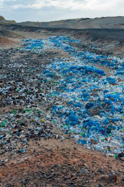 Plastik şişeler ve vahşi otellerden gelen çeşitli çöpler, Mısır 'daki çöldeki çöplük.
