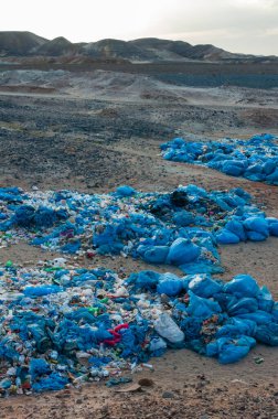 Plastik şişeler ve vahşi otellerden gelen çeşitli çöpler, Mısır 'daki çöldeki çöplük.