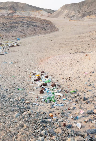 野生旅馆里的塑料瓶和各种垃圾 埃及沙漠里的垃圾堆 — 图库照片