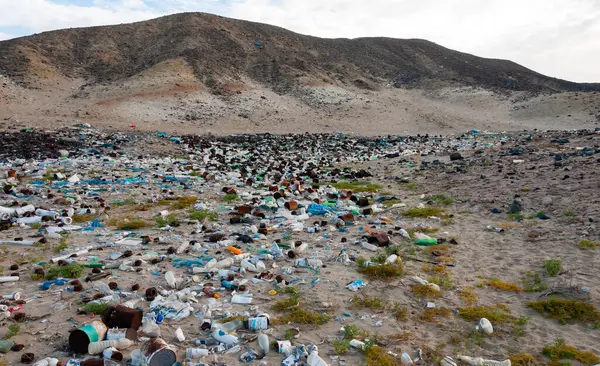 Bottiglie Plastica Varie Immondizie Alberghi Natura Discarica Nel Deserto Egitto — Foto Stock