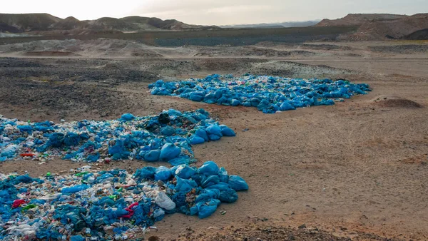 이집트 버려져 상태의 호텔에서 나오는 플라스틱 쓰레기 — 스톡 사진