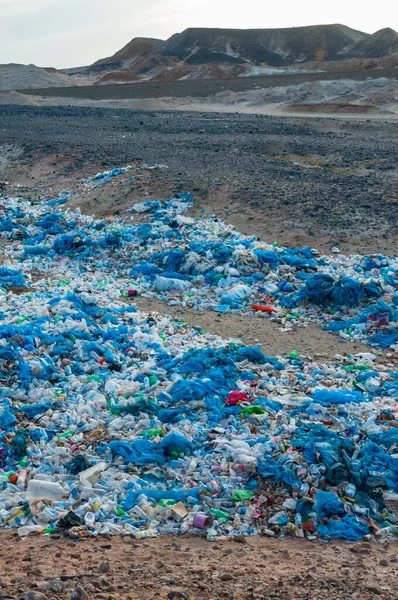 野生のホテルからのプラスチックボトルや様々なゴミ エジプトの砂漠でのゴミ捨て場 — ストック写真