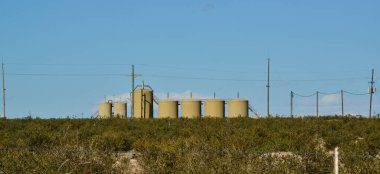 NEW MEXICO, ABD - 21 Kasım 2019: Sıvı ürünlerin depolanması için büyük yuvarlak metal kaplar, New Mexico, ABD