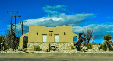 New Mexico Hous 'un önünde İç mimari, At, itfaiye hortumları, kaktüs ve Yuccalarla Kurulum