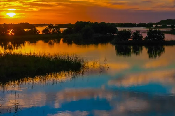 Чудовий Захід Сонця Над Болотом Луїзіані Віддзеркалення Хмар Воді Уса — стокове фото