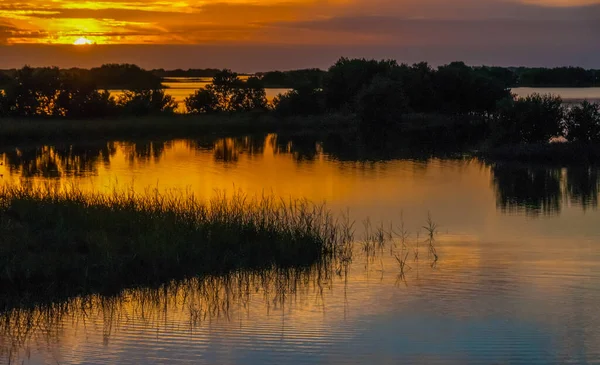 Krásný Západ Slunce Nad Bažinou Louisianě Odraz Mraků Vodě Usa — Stock fotografie