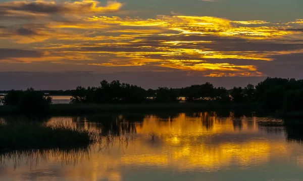 Belo Pôr Sol Sobre Pântano Louisiana Reflexo Das Nuvens Água — Fotografia de Stock