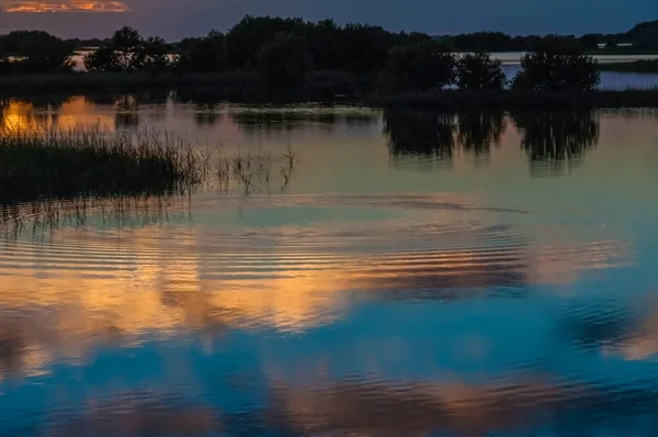 Belo Pôr Sol Sobre Pântano Louisiana Reflexo Das Nuvens Água — Fotografia de Stock