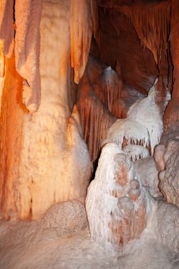 Carlsbad Mağaraları NP, New Mexico 'daki büyük yeraltı koridorlarında kalsit koyları, sarkıtlar ve dikitler.