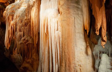 Carlsbad Mağaraları NP, New Mexico 'daki büyük yeraltı koridorlarında kalsit koyları, sarkıtlar ve dikitler.