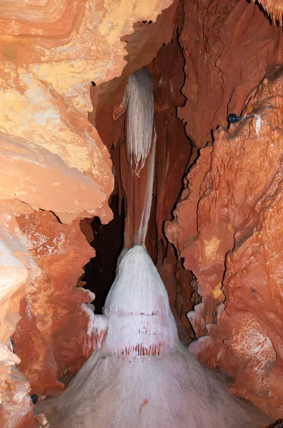 องป อนแคลไซต สะกดรอยและช องแคบในห องโถงใต นขนาดใหญ Carlsbad Caverns New Mexico — ภาพถ่ายสต็อก