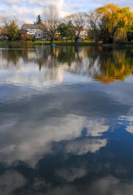 Doğal manzara, bulutların yansıması ve New Jersey 'de sessiz bir gölün sularında konaklama.