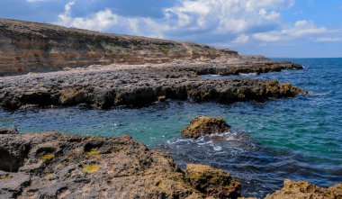 Kırım 'ın doğusunda, Karadeniz' de, kayalık kıyılarda karst kavitesi arızalandı.