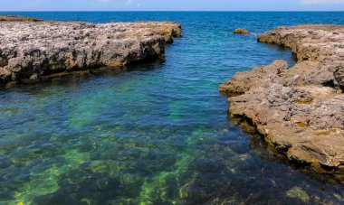 Kırım 'ın doğusunda, Karadeniz' de, kayalık kıyılarda karst kavitesi arızalandı.