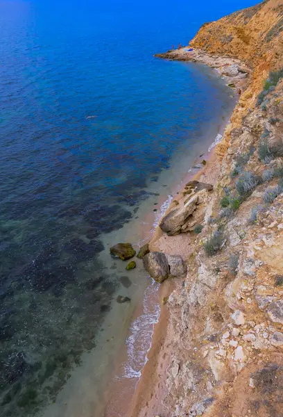 Небольшой Пляж Среди Прибрежных Скал Восточном Крыму — стоковое фото