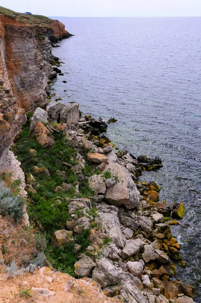 Una Costa Rocciosa Precipitosa Inespugnabile Nella Crimea Orientale — Foto Stock