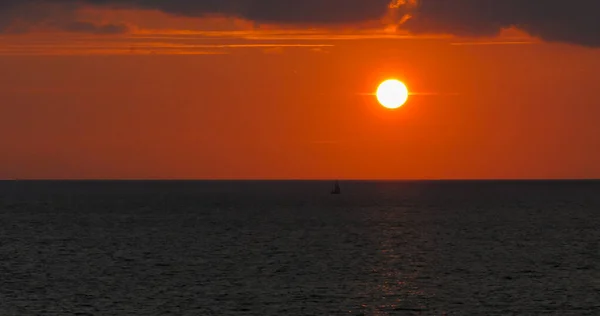 Salida Del Sol Rojo Anaranjado Sobre Mar Negro — Foto de Stock