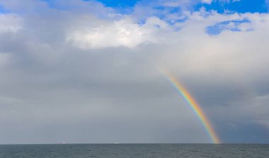 Denizin üzerinde çok renkli gökkuşağı, Karadeniz