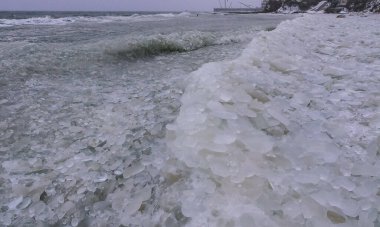 Donmuş Karadeniz kıyısında yuvarlak ve krep kaplı buz, 2011 'in sert kışı