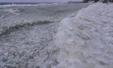 Donmuş Karadeniz kıyısında yuvarlak ve krep kaplı buz, 2011 'in sert kışı