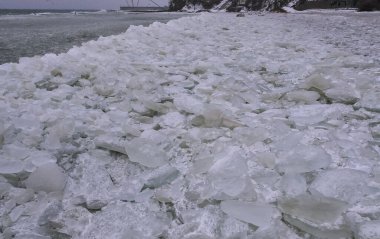 Donmuş Karadeniz kıyısında yuvarlak ve krep kaplı buz, 2011 'in sert kışı