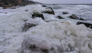 Donmuş Karadeniz, rıhtımdaki buzla kaplı ve donmuş kıyı kayaları, sert kış