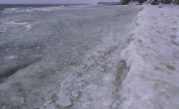 Στρογγυλός Και Τηγανισμένος Πάγος Κοντά Στην Ακτή Της Παγωμένης Μαύρης — Φωτογραφία Αρχείου