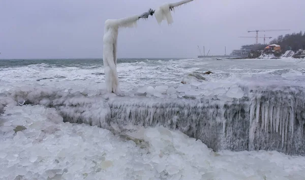 Mar Negro Congelado Rochas Costeiras Cobertas Gelo Congeladas Nos Cais — Fotografia de Stock