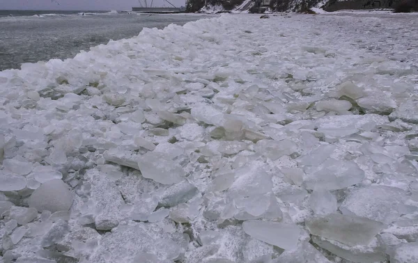 2011年严冬 在冰冻的黑海海岸附近的圆圆的 泛滥成灾的冰 — 图库照片
