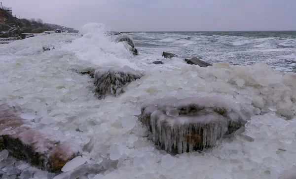 Замерзшее Черное Море Ледяные Замерзшие Прибрежные Породы Пирсах Суровая Зима — стоковое фото