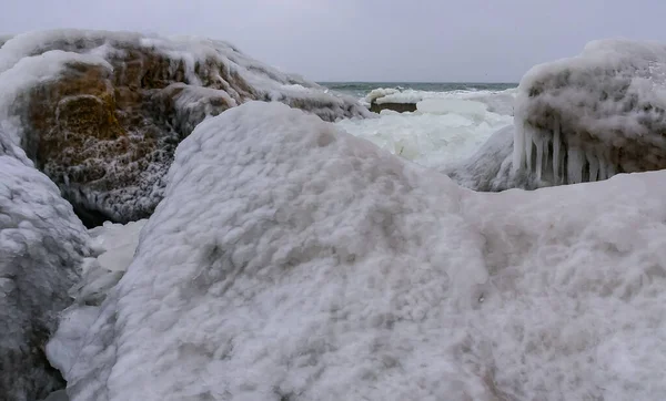 Mar Negro Congelado Rocas Costeras Cubiertas Hielo Congeladas Los Muelles — Foto de Stock