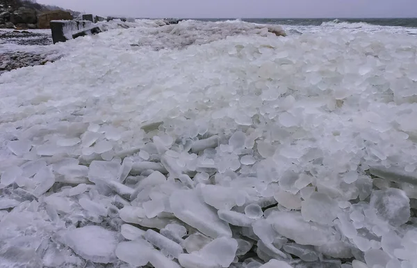 黑海结冰了 波浪翻滚的圆圆的冰被抛到岸上冻结了 — 图库照片