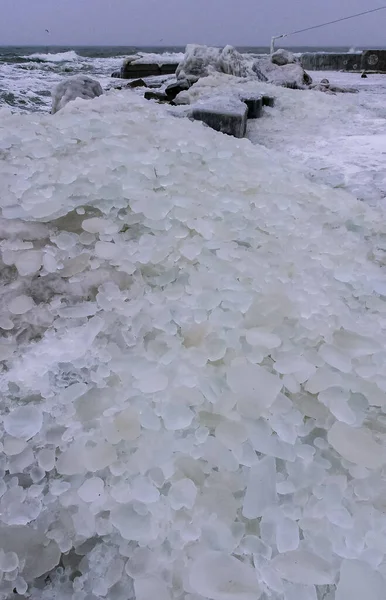 Černé Moře Zamrzlé Kruhový Led Valený Vlnami Vržen Břeh Zamrzlý — Stock fotografie