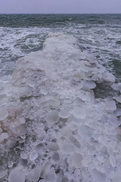 Черное Море Замерзает Круговой Лед Катящийся Волнами Выбрасывается Берег Замерзает — стоковое фото