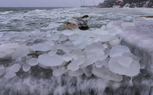 Mar Negro Está Congelado Gelo Circular Rolado Pelas Ondas Jogado — Fotografia de Stock