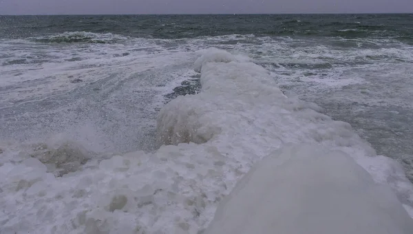 Чорне Море Замерзло Круглий Лід Закручений Хвилями Викидається Берег Замерзає — стокове фото