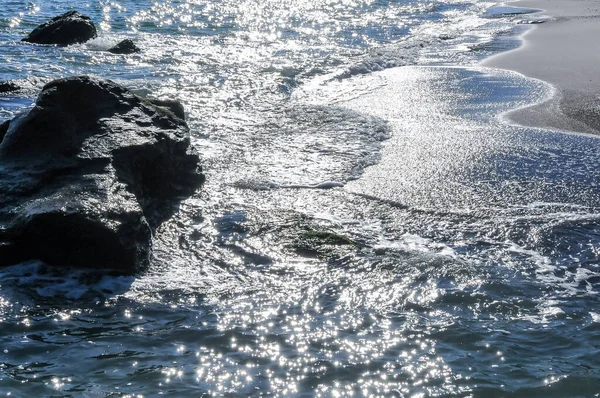 Яркие Отражения Воде Солнечный День Песчаном Берегу Черного Моря — стоковое фото
