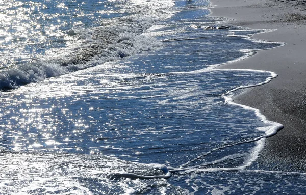 모래가 해안에서 물위로 반사되는 — 스톡 사진
