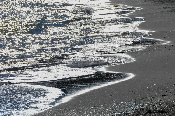 Reflexões Brilhantes Sobre Água Dia Ensolarado Costa Arenosa Mar Negro — Fotografia de Stock