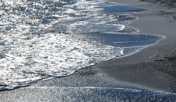 Φωτεινές Αντανακλάσεις Στο Νερό Μια Ηλιόλουστη Μέρα Στην Αμμώδη Ακτή — Φωτογραφία Αρχείου